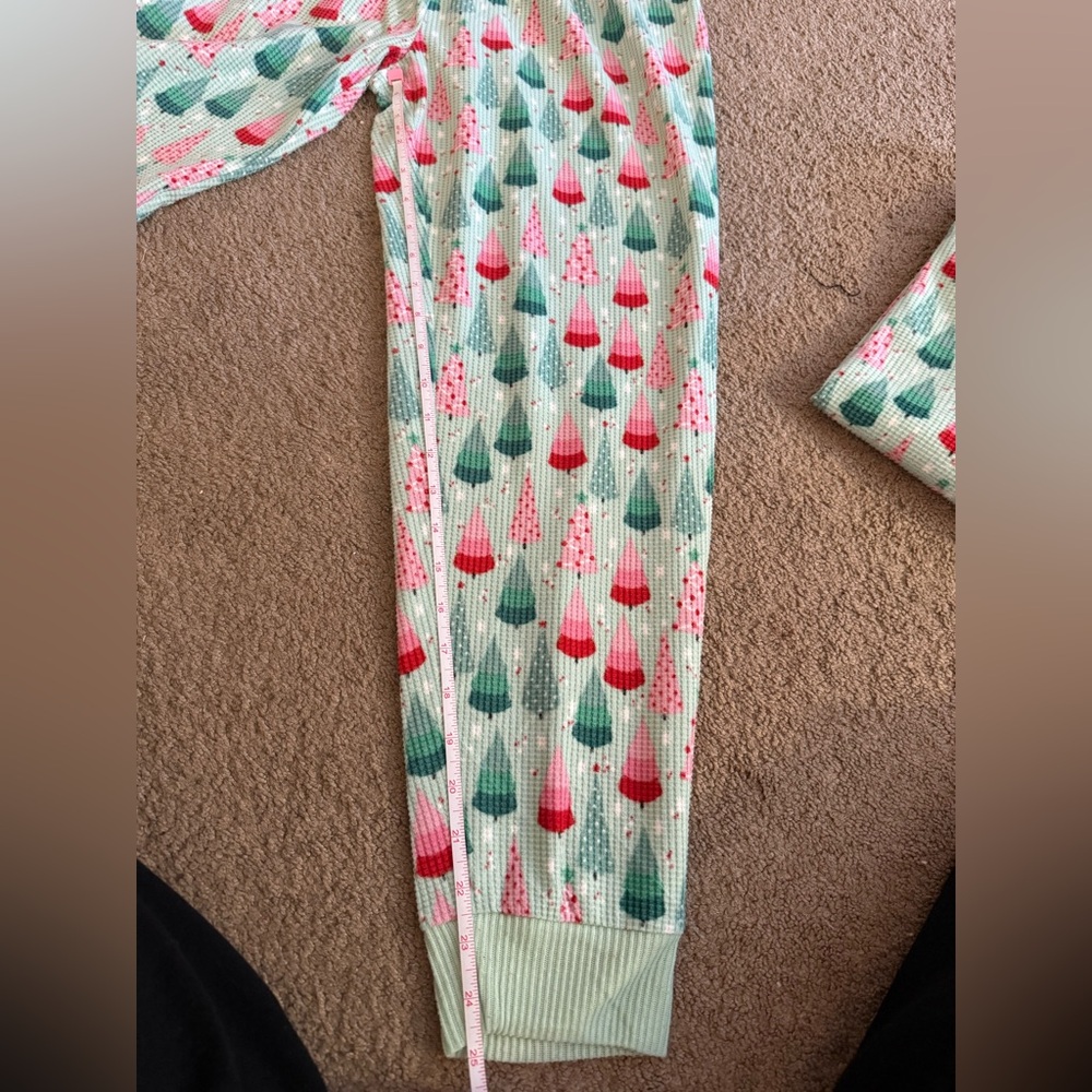 Women's Festive Tree Pattern Pajama Set - Picture 10 of 10